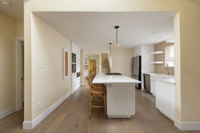 Building Photo - Remodeled & Charming 4 bed/3 bath w/ Yard ...