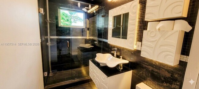 Building Photo - 875 NE 130th St