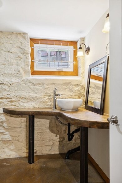 Building Photo - 1604 17th Ave S