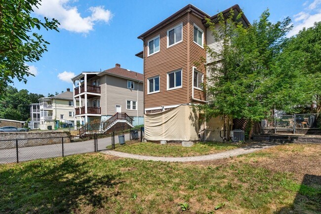 Building Photo - 574-576 Lagrange St