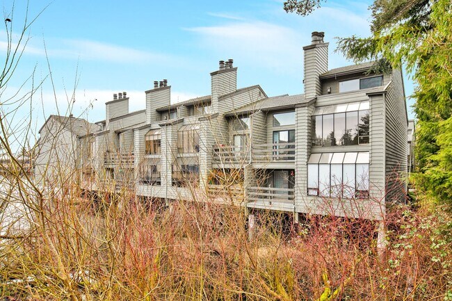 Building Photo - 2 Bedroom Plus Bonus Room in the Heart of Bellevue