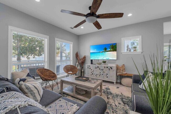 Building Photo - 61 Sunfish St