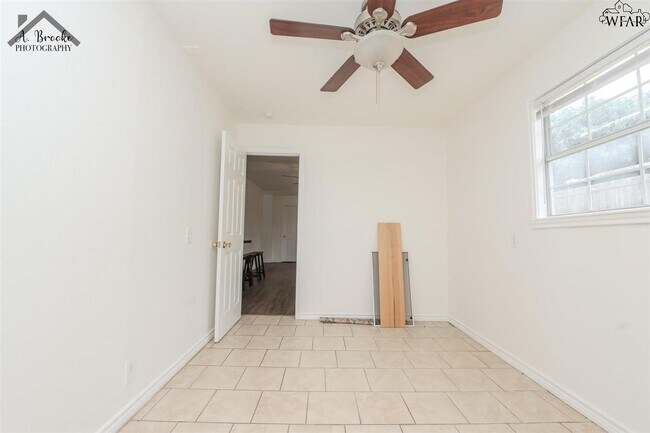 Building Photo - 410 W Pecan Ave