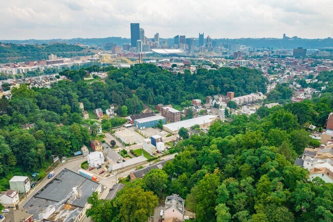 Building Photo - Gorgeous 3 Bedroom in Troy Hill available June 1!