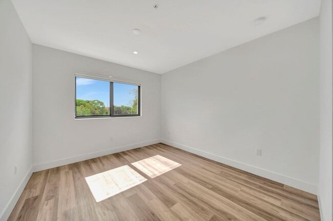 Building Photo - 4224 NE 7th Terrace
