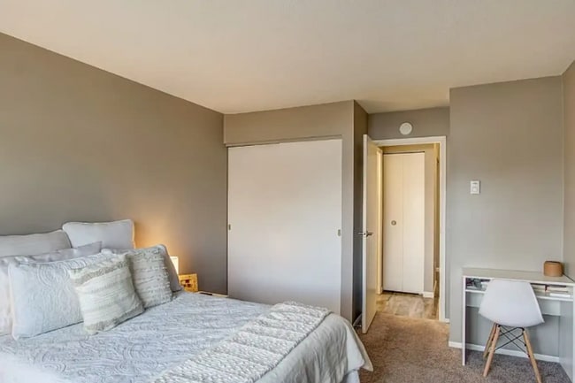 Building Photo - 2323 Shoreland Ave