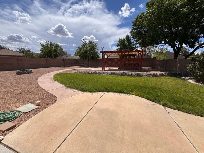 Building Photo - 9701 Tapatio Dr NW
