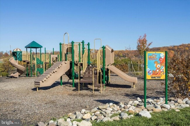 Building Photo - 831 Stonecliffe Rd