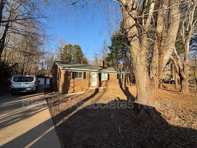 Building Photo - 824 Fermer Rd