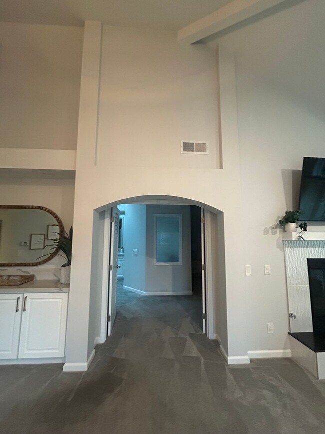 Building Photo - 2 Bed 2.5 bath townhome located on the golf course!