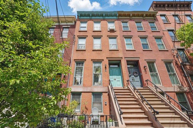 Building Photo - 242 6th St