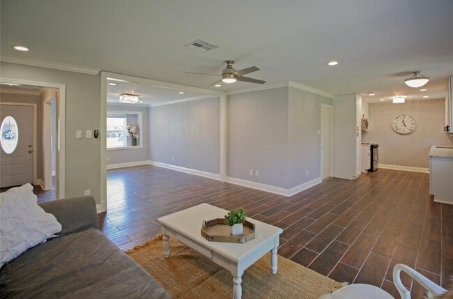 Building Photo - 6002 Duxbury St