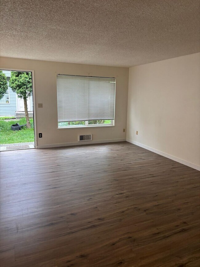 Building Photo - Beautiful ground floor unit in Lynnwood 4-plex