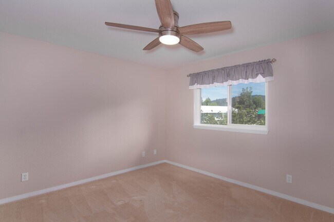 Building Photo - Updated 3 Bed 2 Bath Home With Brand New 2...