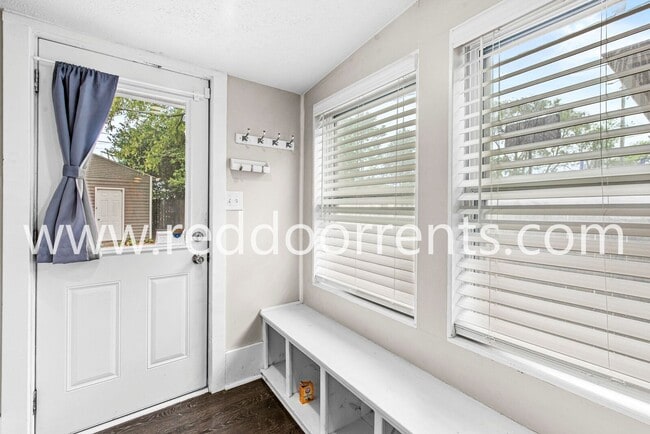 Building Photo - 2028 Hoyt Ave