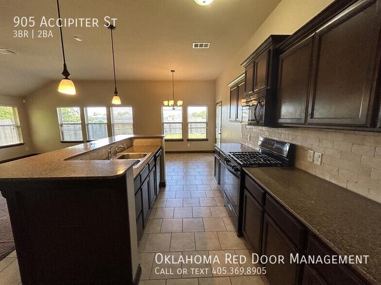 Building Photo - 905 Accipiter St