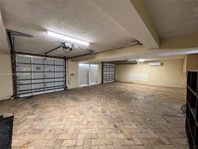 Building Photo - 573 Satinwood Dr