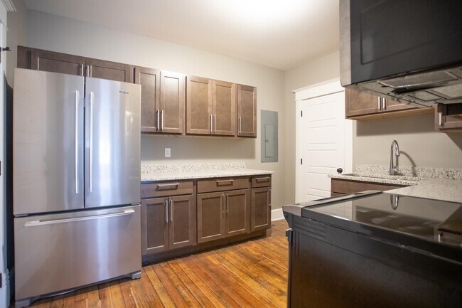 Building Photo - 136 Brady St