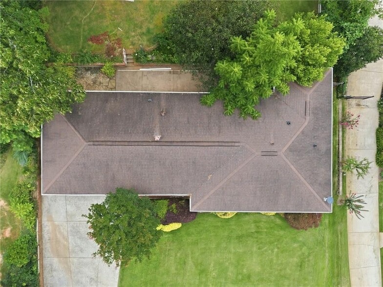 Building Photo - 2140 Oakawana Rd NE
