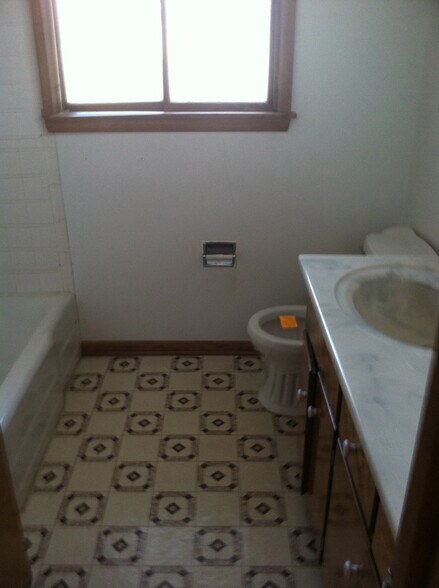 Full Bathroom - 628 Johanna Avenue Southeast
