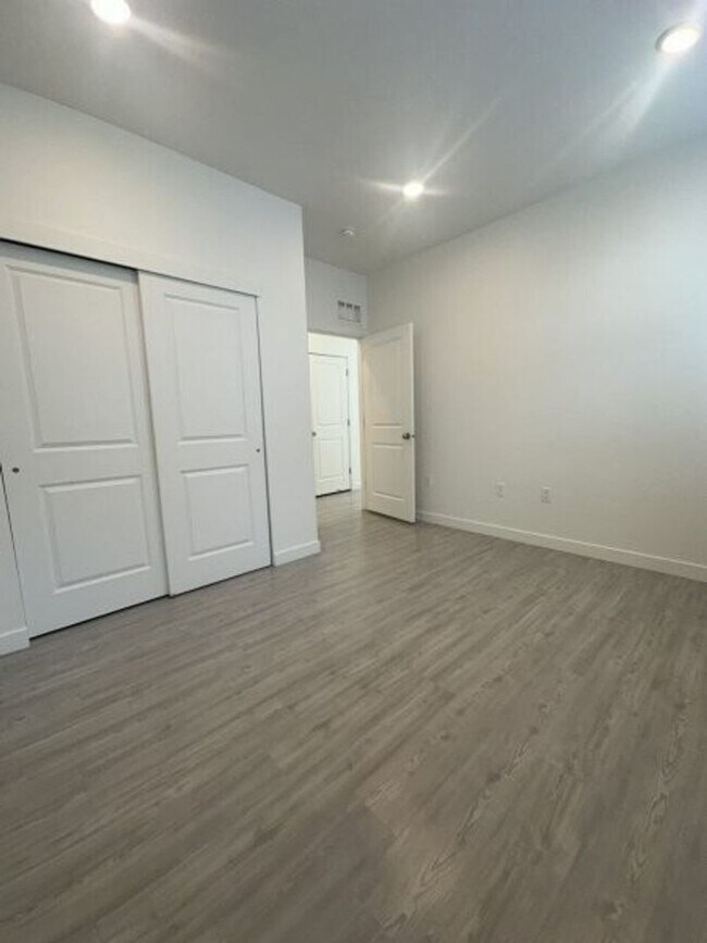 Building Photo - 572 E 3860 S