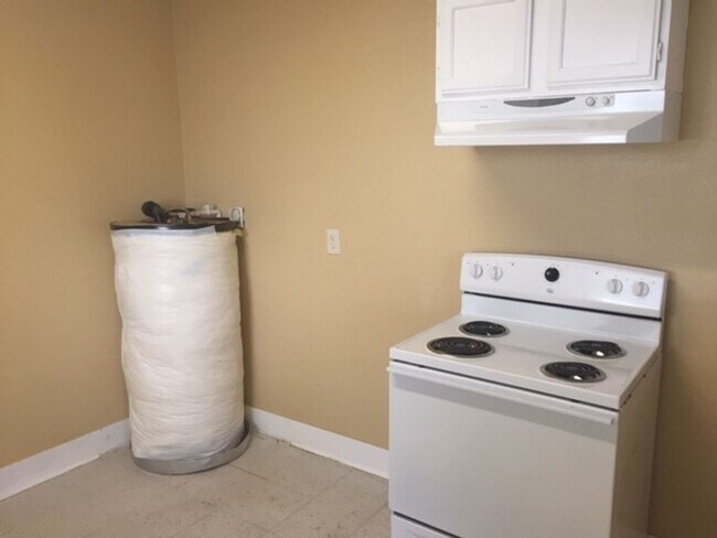 Building Photo - AMAZING!! 1 Bedroom 1 Bathroom Duplex In Highland Park!