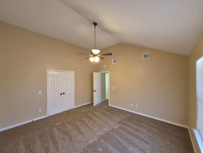 Building Photo - 5907 Deer Lake Dr