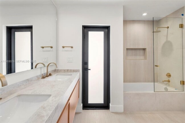 Building Photo - 10945 SW 75th Ct