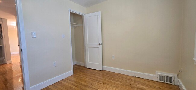 Building Photo - 84 Gladeside Ave