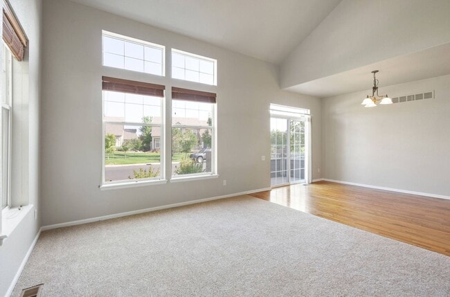 Building Photo - Like-New Townhome in Desirable West Loveland