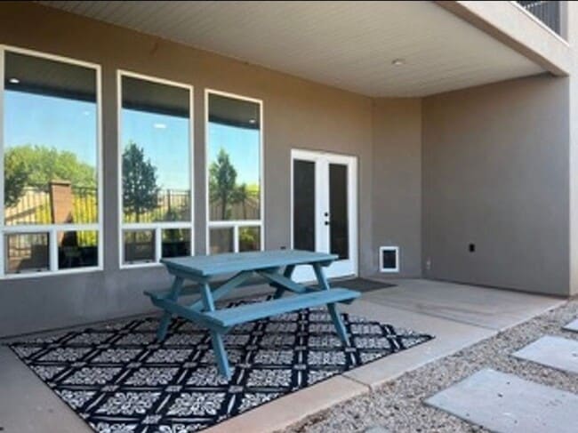 Building Photo - Beautiful, 6 Bedroom Home! 6 or 18 Month Lease!