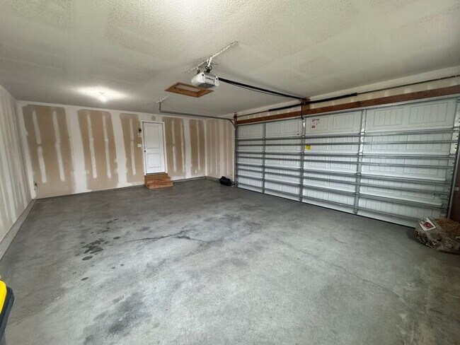 Building Photo - Luxury 5BR 4 BA Home w/ Pool and Clubhouse Access in GREAT location!