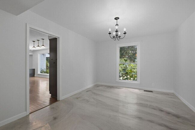Building Photo - Charming Brentwood Home with In-Ground Pool