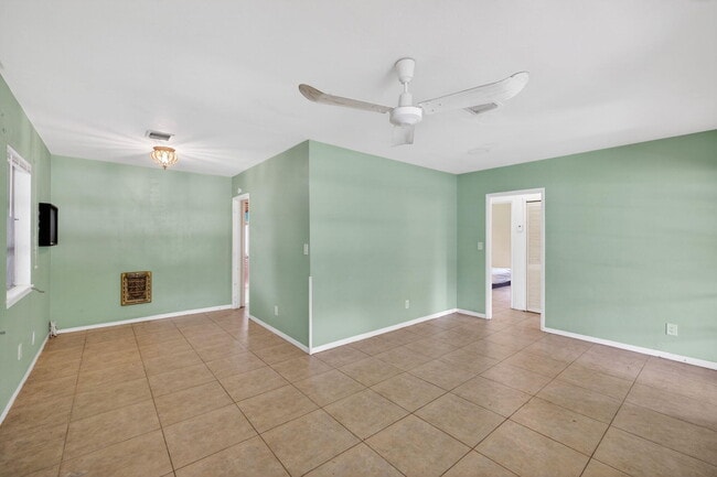 Building Photo - 841 SW 18th Ct
