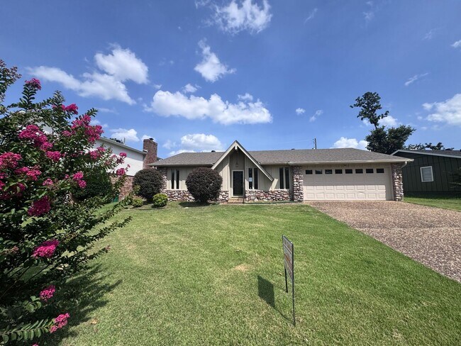 Building Photo - 1115 Briar Creek Rd