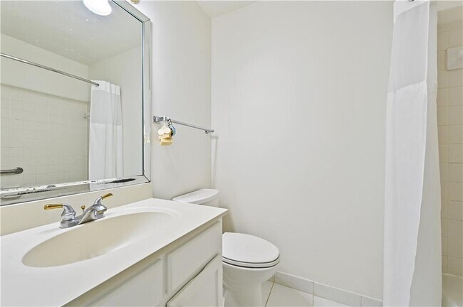 Building Photo - 2201 Pine Heights Dr NE