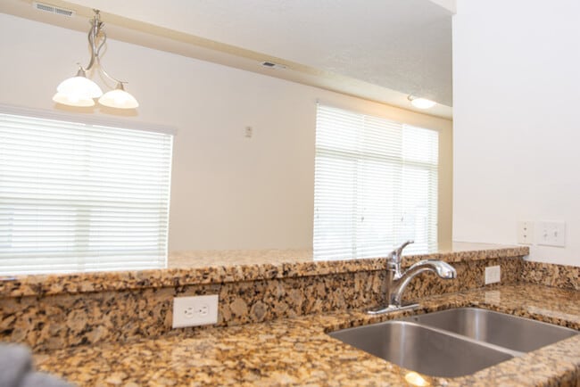 Building Photo - Incredible upper level 2 story condo