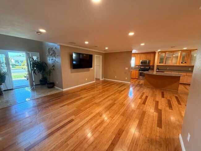 Building Photo - Unbelievable 4 Bed, 4 Bath House For Rent In Buena Park-Must See To Appreciate!