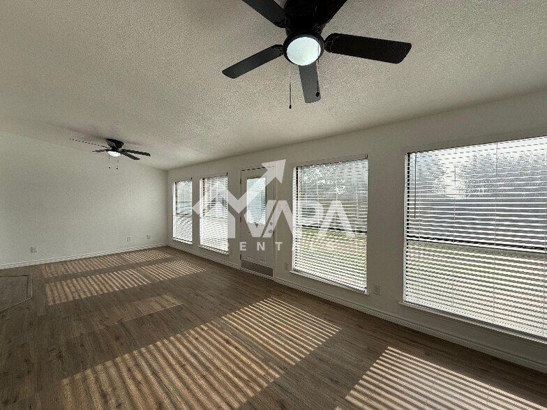 Building Photo - 194 High Oak