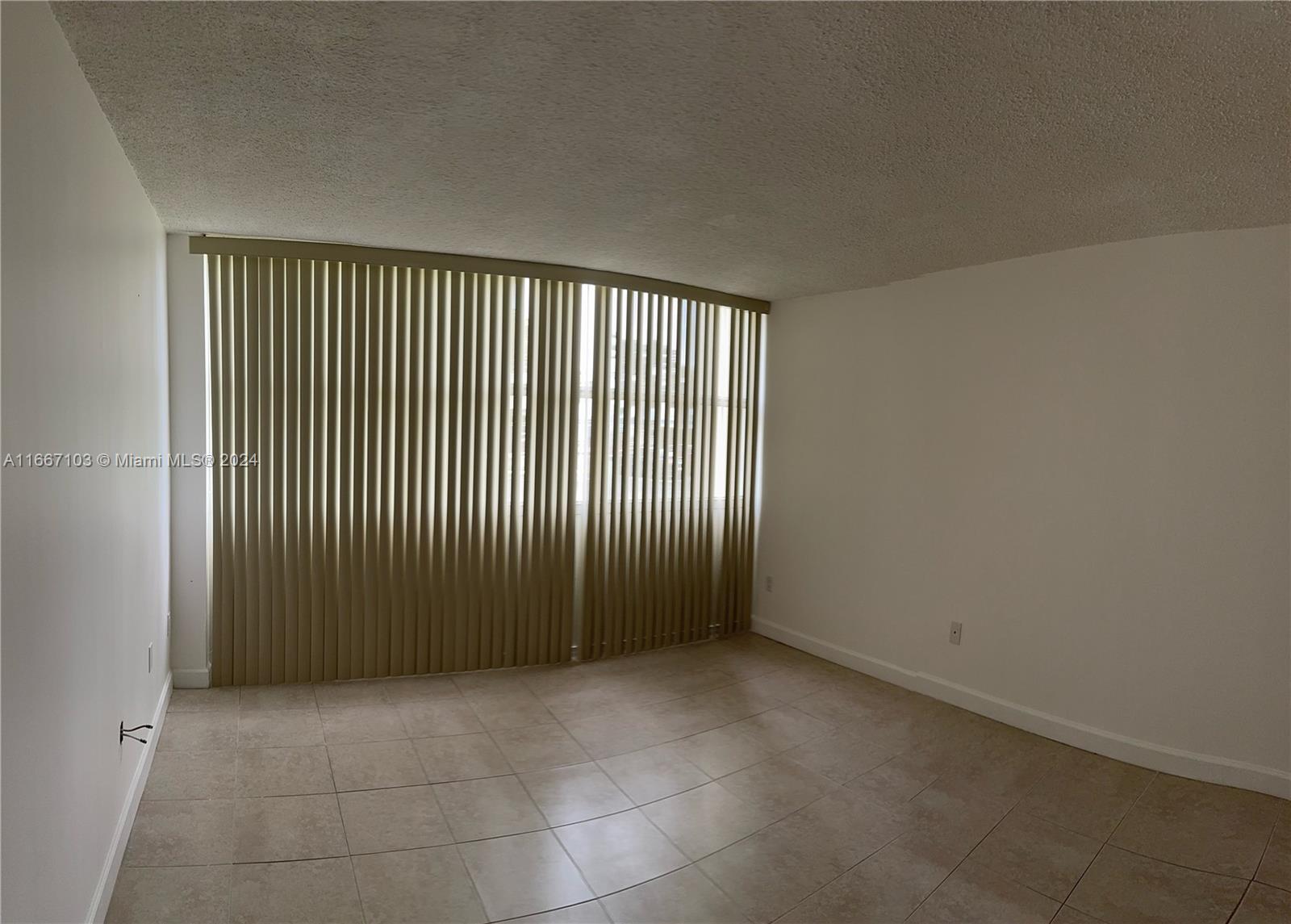 Building Photo - 1420 Brickell Bay Dr