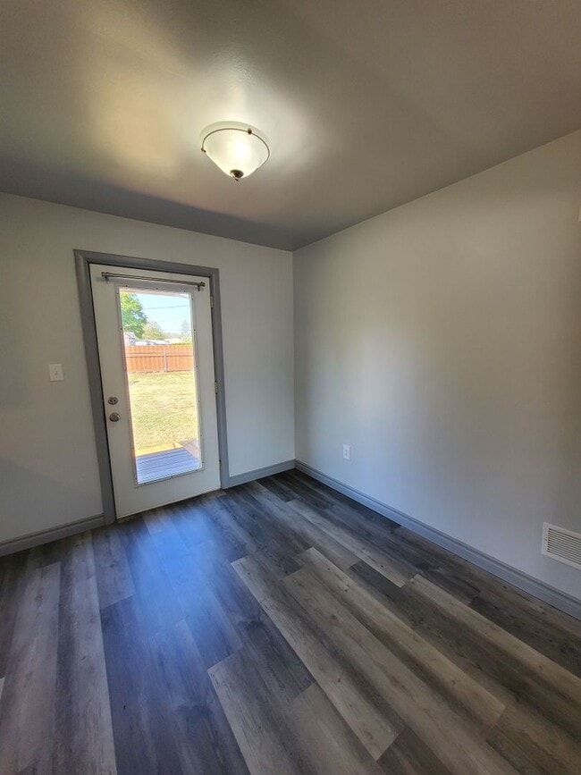 Building Photo - 2 Bedroom home with RV parking and large y...