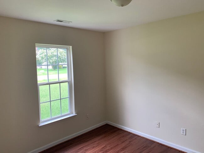 Building Photo - Elegance in Elizabeth City!