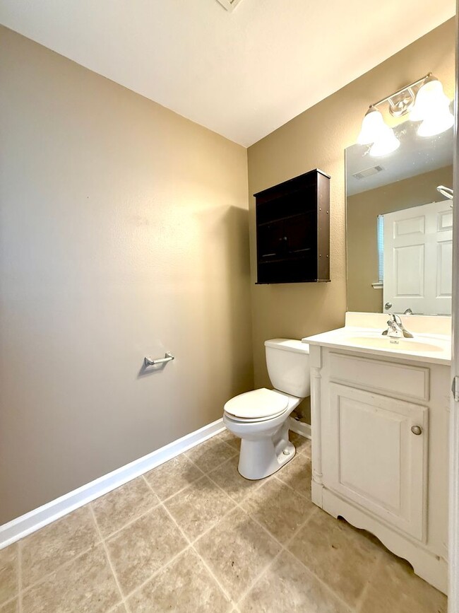 Building Photo - Charming 3-Bedroom Home in Peaceful Apostl...