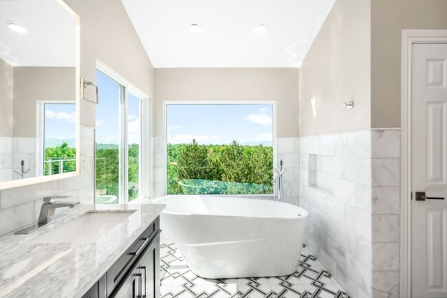 Building Photo - Luxury 6BD, 5BA Recently Remodeled Littlet...