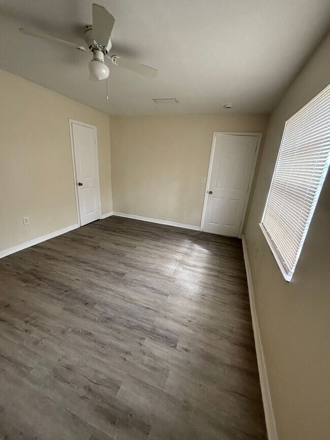 Building Photo - 3 bedroom 2 bath duplex