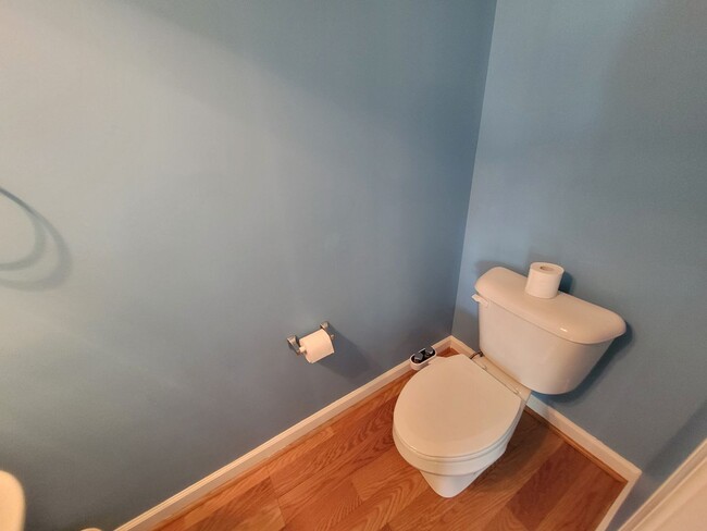 Building Photo - Gorgeous 3 bedroom, 2.5 bath townhome-styl...