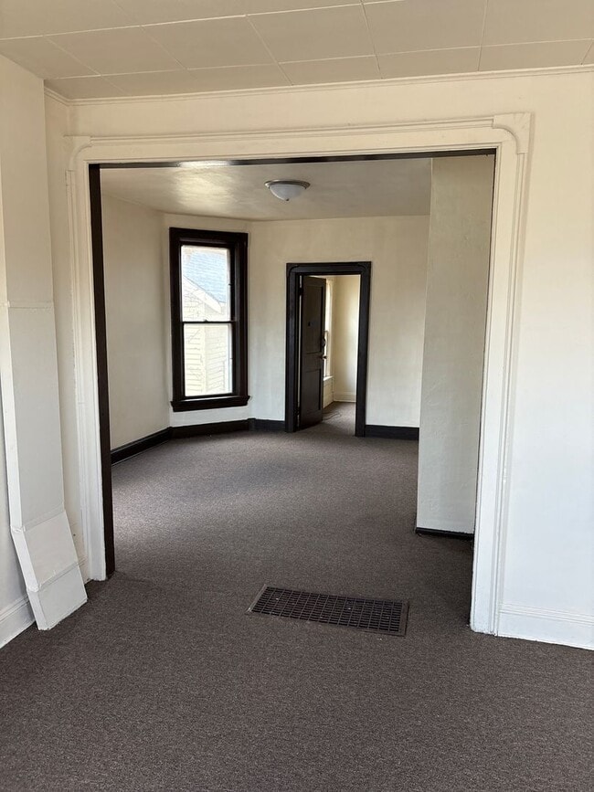 Building Photo - SPACIOUS 4 BEDROOM HOME READY TO WELCOME YOU