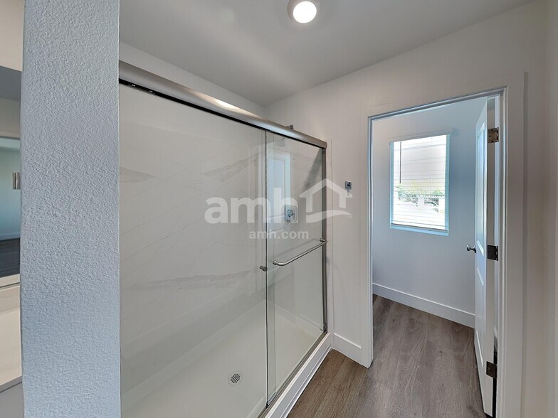 Building Photo - 7786 Hickory King Ave