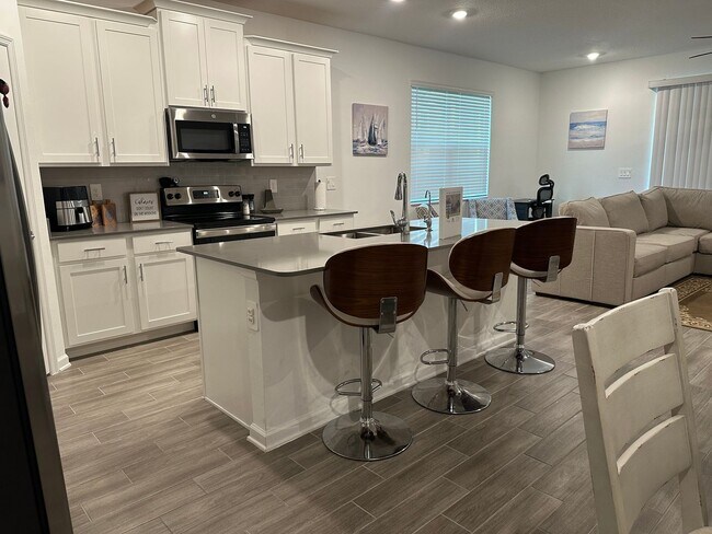 Building Photo - Spacious 4 bedroom 2.5 Bath, Fully Furnish...