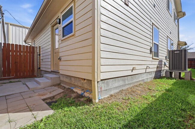 Building Photo - 10103 Goldcrest St